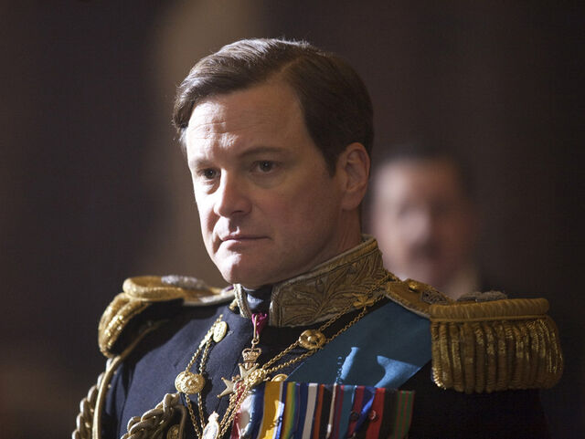 Close up van de koning in uniform. Hij kijkt streng en heeft talrijke medailles op zijn borst gespeld