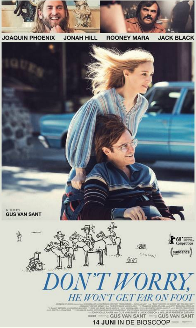 John rijdt in zijn elektrische rolstoel. Een jonge blonde vrouw staat vanachter op de rolstoel en rijdt mee. Ze lachen.