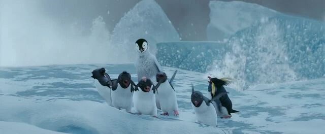Still uit de film happy feet. Een aantal pinguïns staan op een blok ijs in de zee.