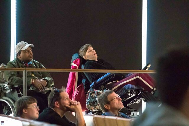 Enkele toeschouwers in de zaal